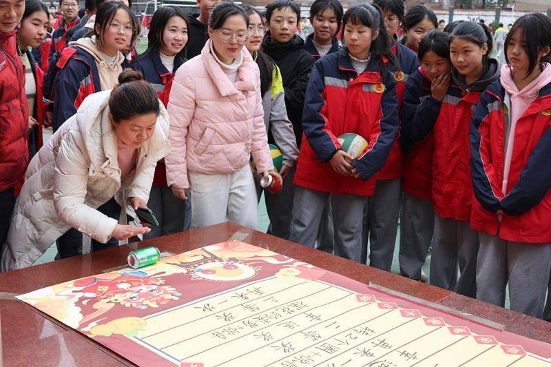 南县城西中学举行2024年庆三八妇女节趣味活动