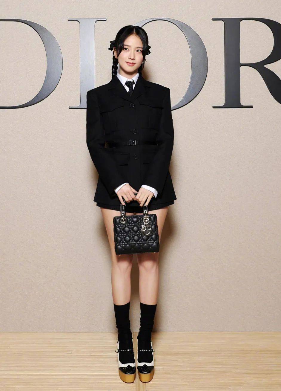 巴黎时装周正式亮相,jisoo以一个被全网夸的黑白西装 双马尾麻花辫