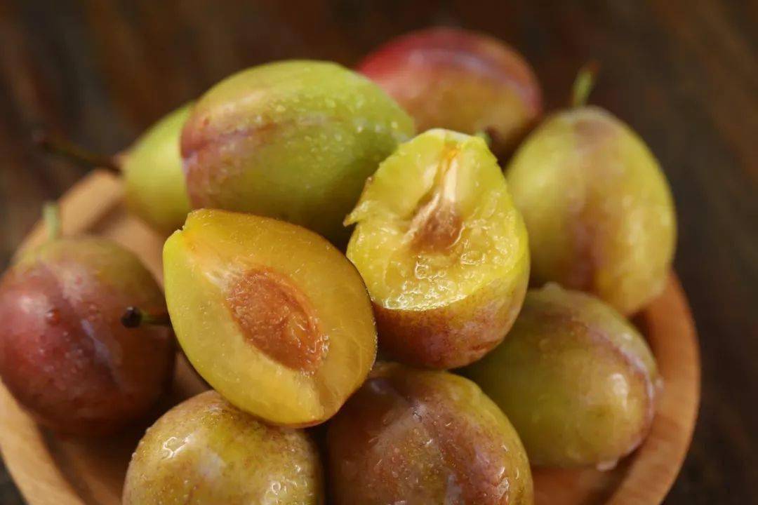 产地食材 ▎智利西梅,它是水果界"紫霞仙子",琥珀般晶莹剔透,入口甜,