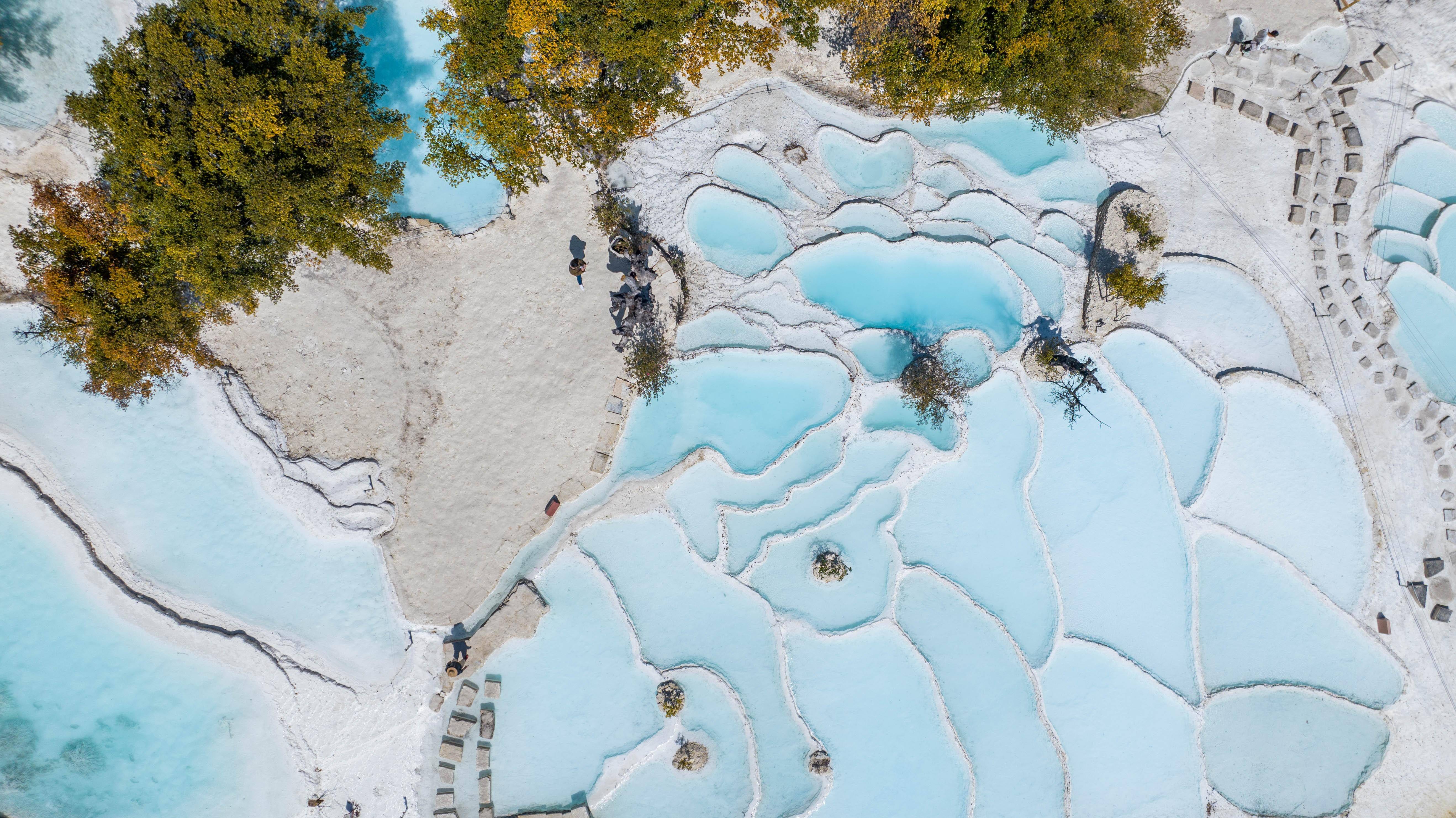 3月10日在香格里拉市三坝乡拍摄的白水台一景(无人机照片).