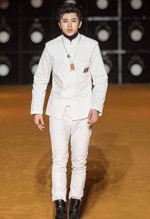 在照片中,蔡徐坤年轻的面孔闪耀着青春的光芒,无论是眼神中的