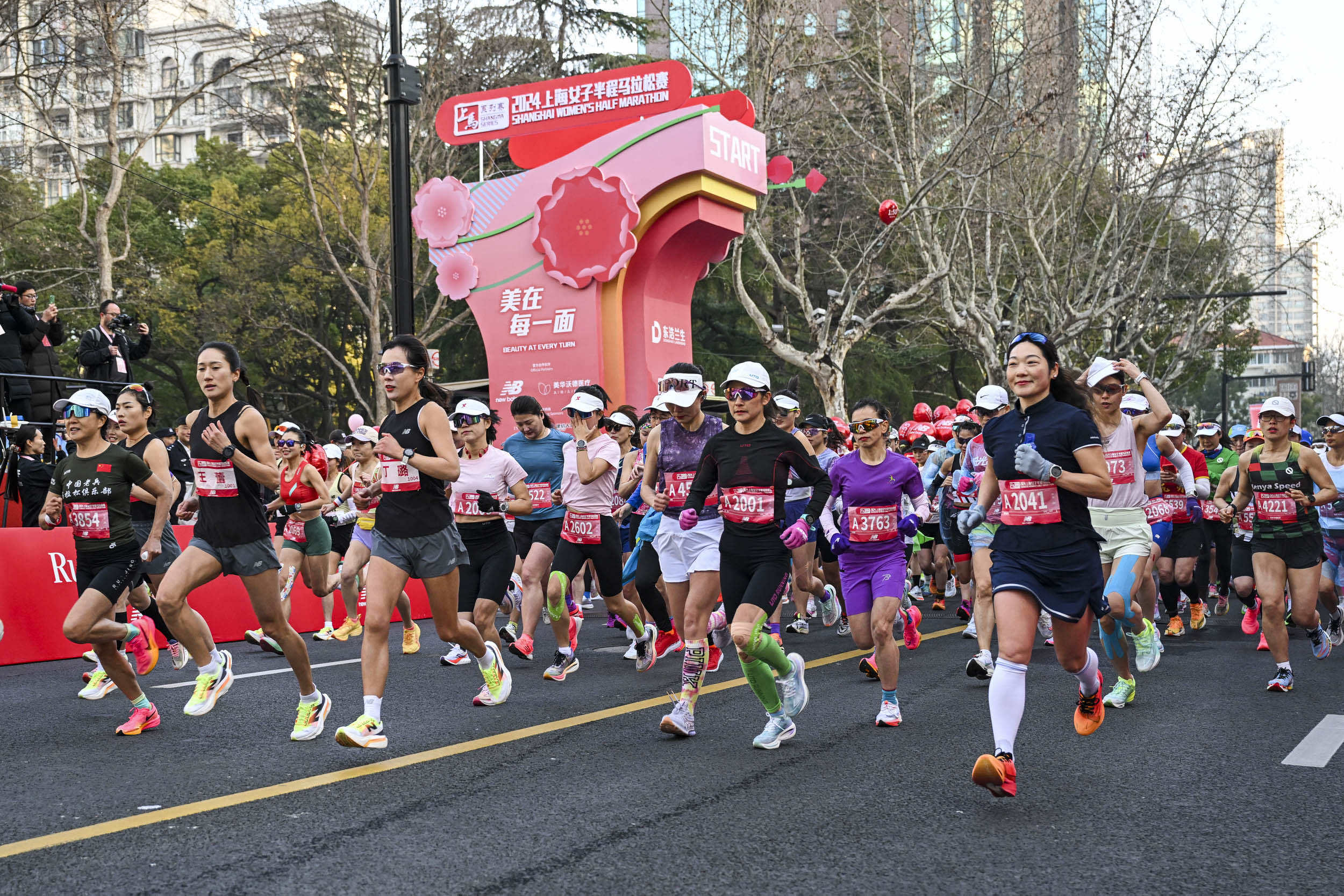感受她力量,上海女子半马开跑_赛道_长宁区_马拉松