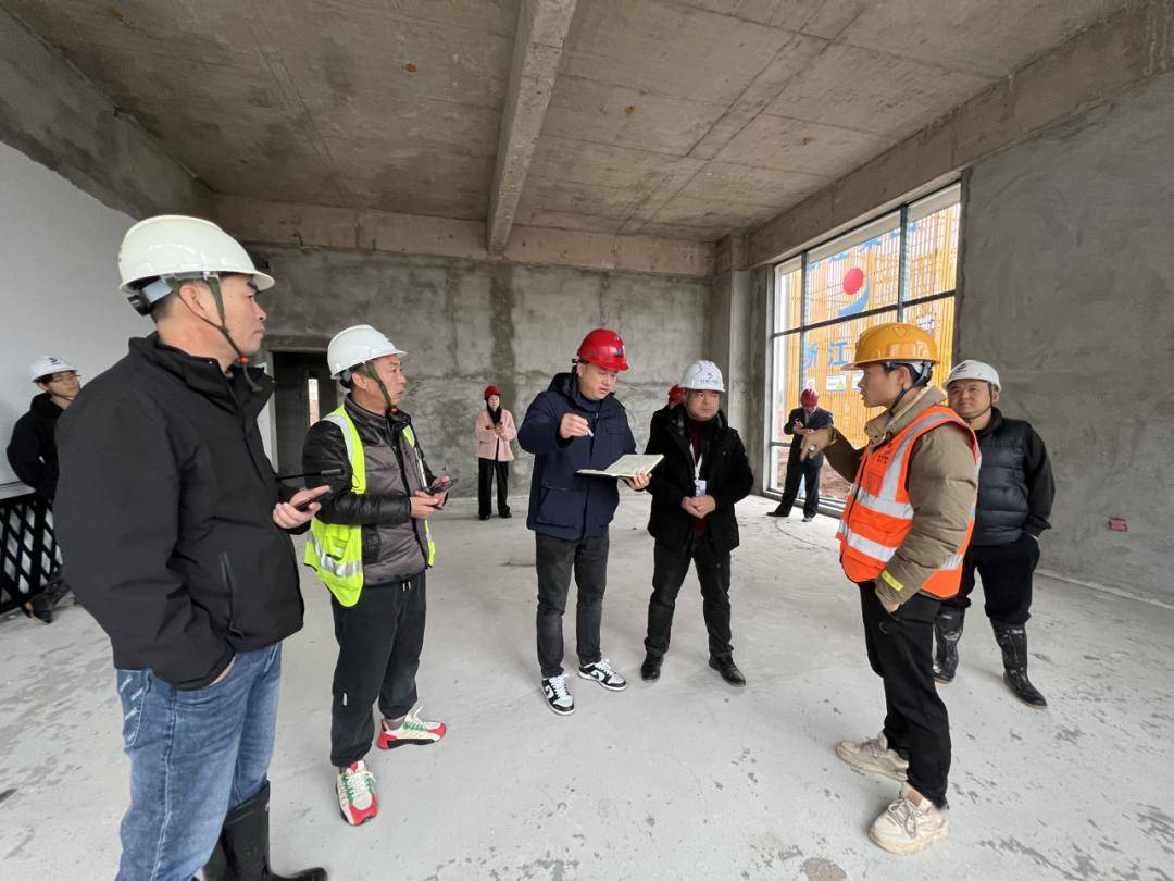 中心查看施工现场情况,就五保中心装修设计方案及后续运营开会商讨