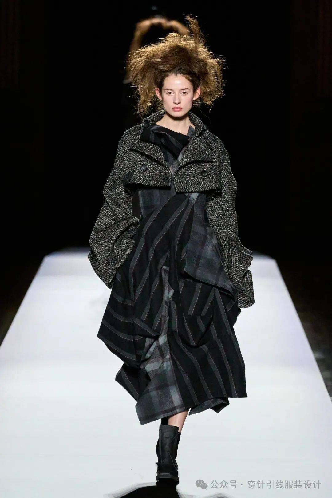 yohji yamamoto 2024秋冬系列连衣裙的层叠搭配,各种细腻的色调交织在