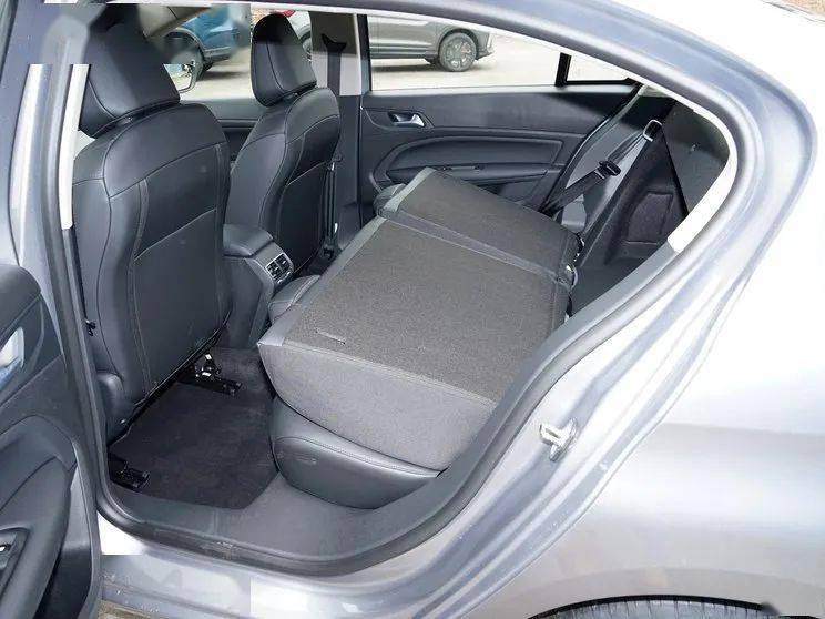 后排配置方面,新车的后排座椅可按4/6比例放倒,进一步提升了日常存放