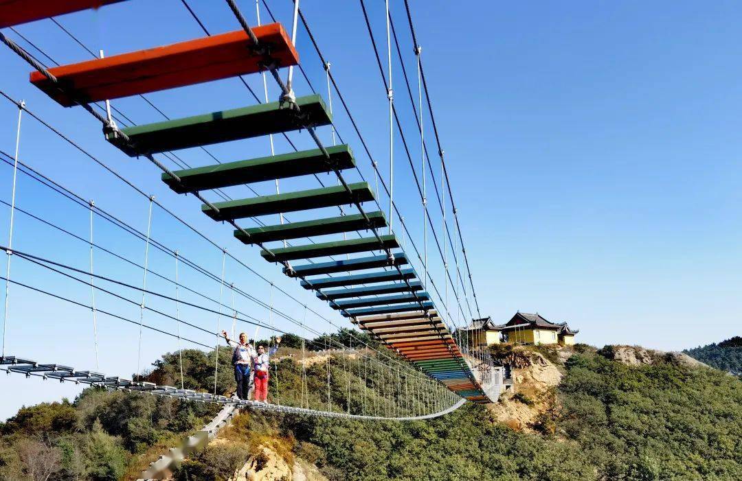 感受满族民俗文化的独特体验玻璃栈道的刺激惊险沉浸在儿童游乐园共享
