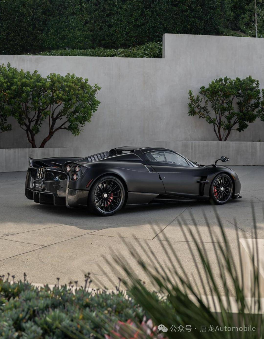 【意大利艺术品】哑光黑色的pagani huayra roadster!