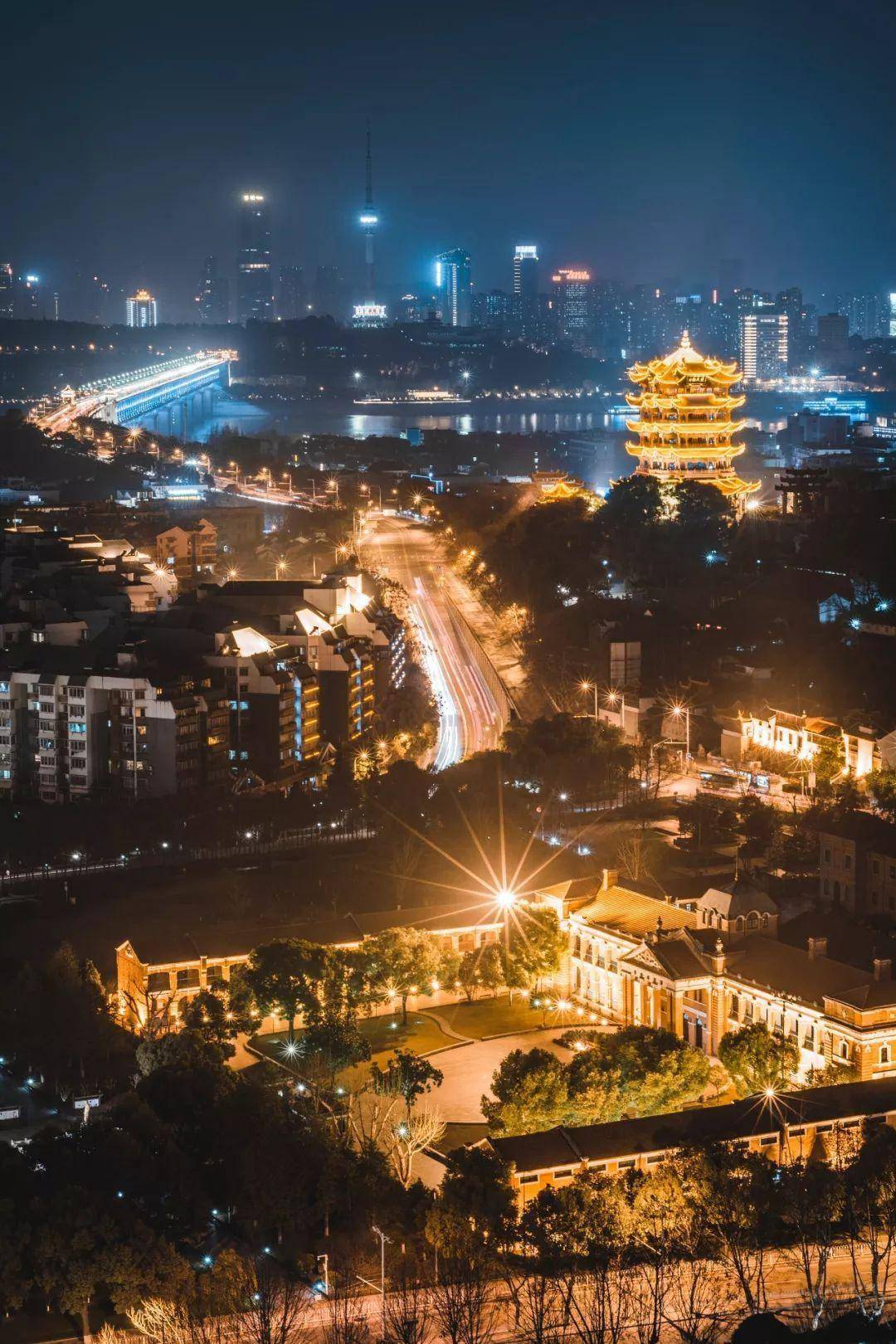 图中由远及近,分别为武汉长江大桥,黄鹤楼,辛亥革命武昌起义纪念馆.