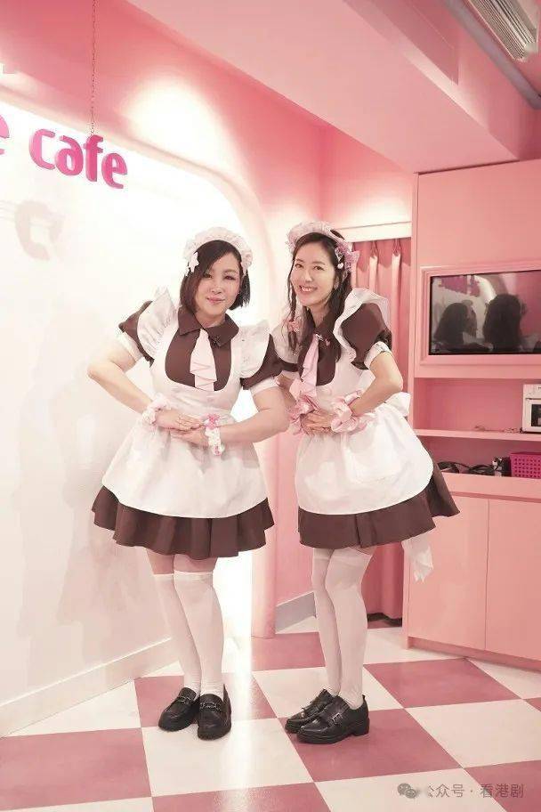 继上次去完牛郎店,今次2人齐齐杀入女仆cafe,更着上制服化身女仆,令