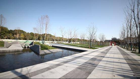 位于苏州河前端的虹桥前湾,从苏州河向西引水,形成"c"形水系,公园整体