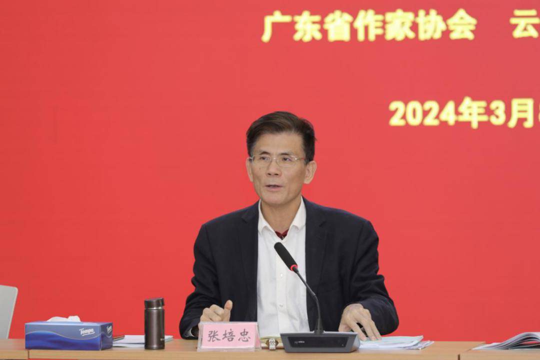 张培忠主持会议张培忠指出,省作协组织召开改稿会,就是坚持问题导向