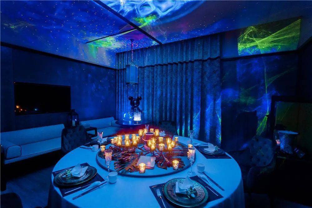 进入餐厅,穿过琉璃水波跨入灿金御门,在黛绿与姜黄交织的氤氲里,寻一