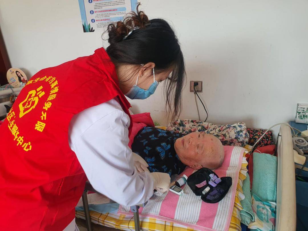 服务活动,组织4名巾帼志愿者到仁爱敬老院开展"学雷锋送爱心"志愿服务