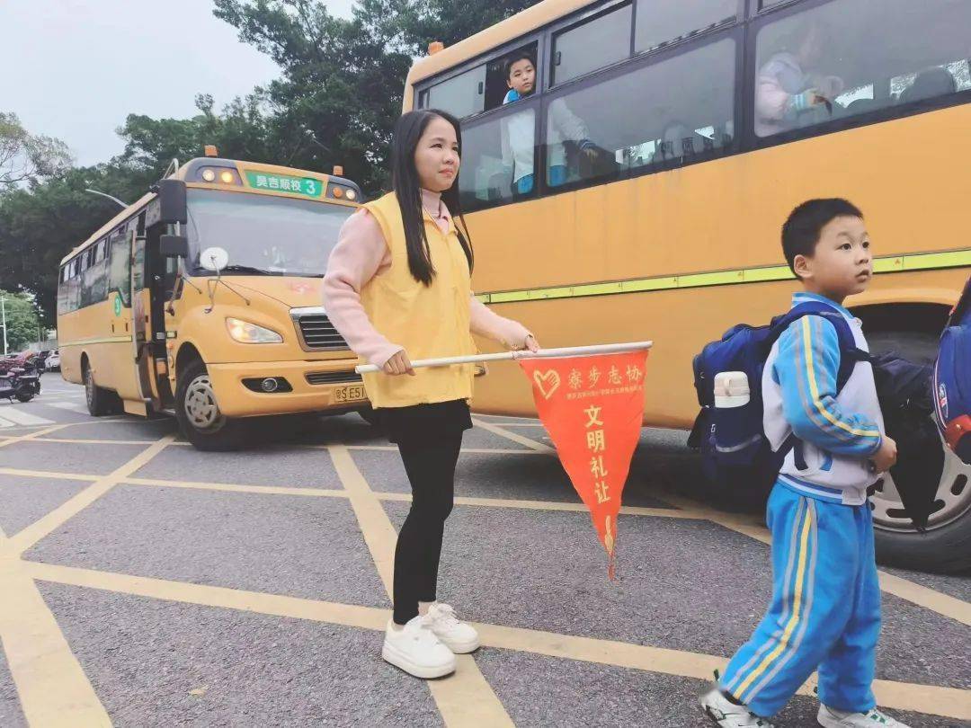 用心护学为爱护岗河滨小学家长志愿服务队爱心护学岗