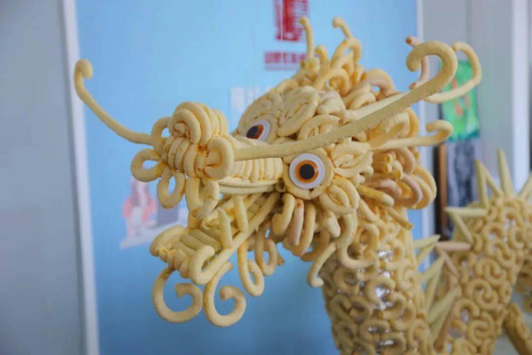 吉林市师生用康乐果拼出一条5米长的巨龙