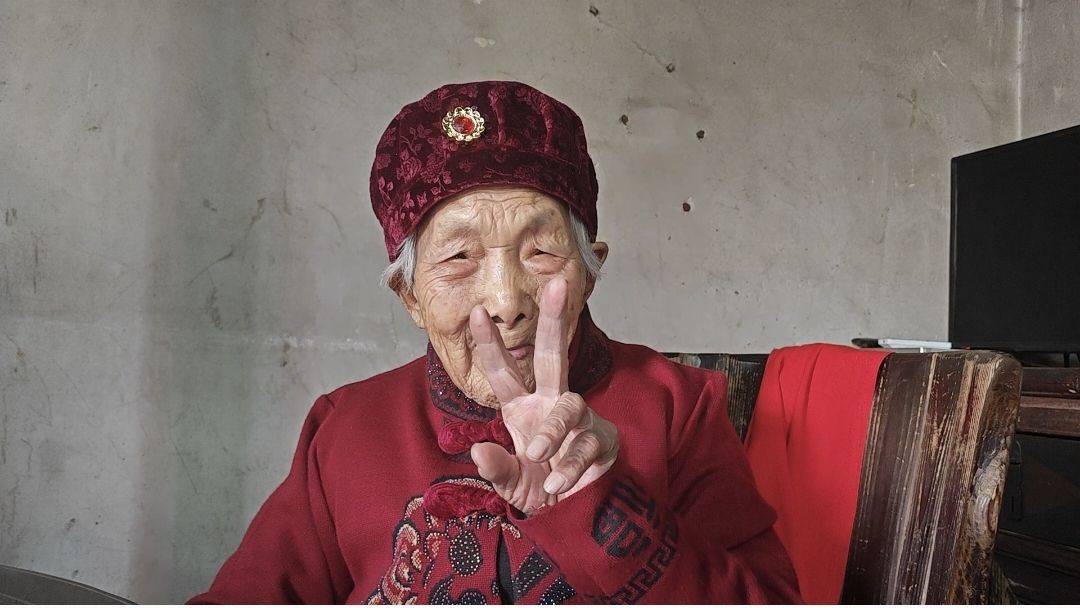 湖南110岁娭毑过生日,给小自己超百岁的玄孙女喂蛋糕_傅莫秀_老人