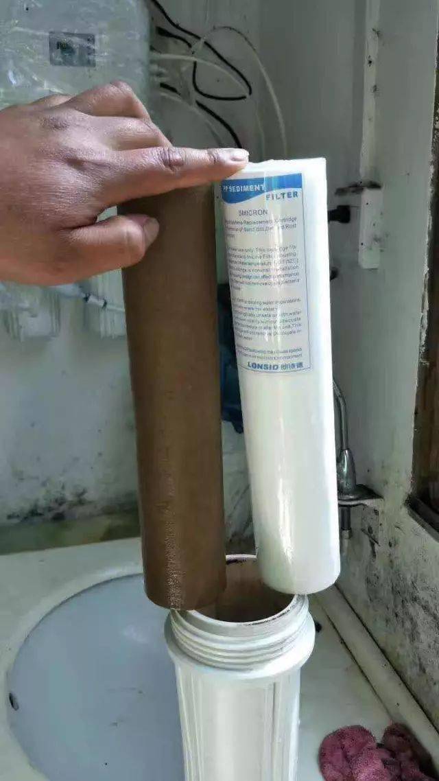 先来看一组换下来的净水器滤芯,看完你还淡定吗?