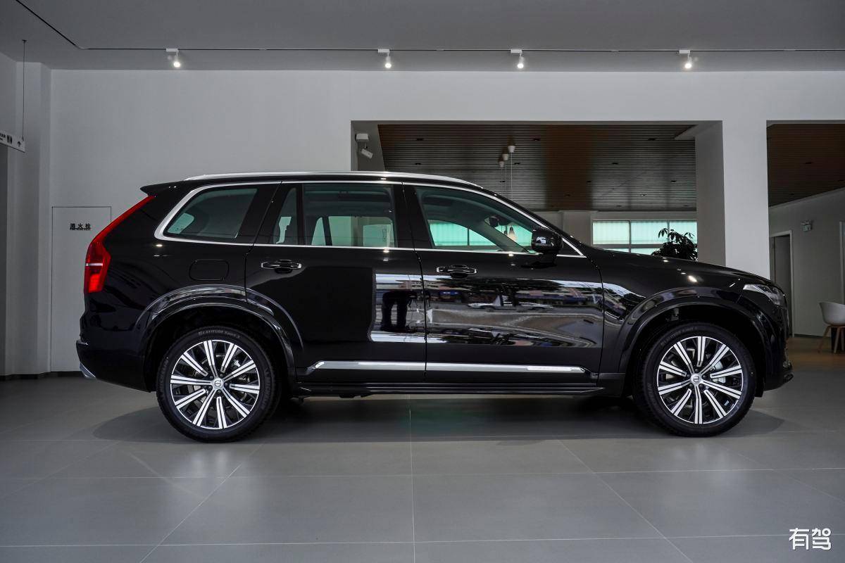 作为一款豪华车型,沃尔沃的内饰设计师很舒适的,采用了高质量的材料和