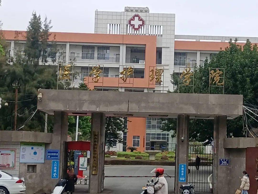 中学东山校区地址:龙岩市新罗区浮东路董邦小区南侧约190米龙岩技师