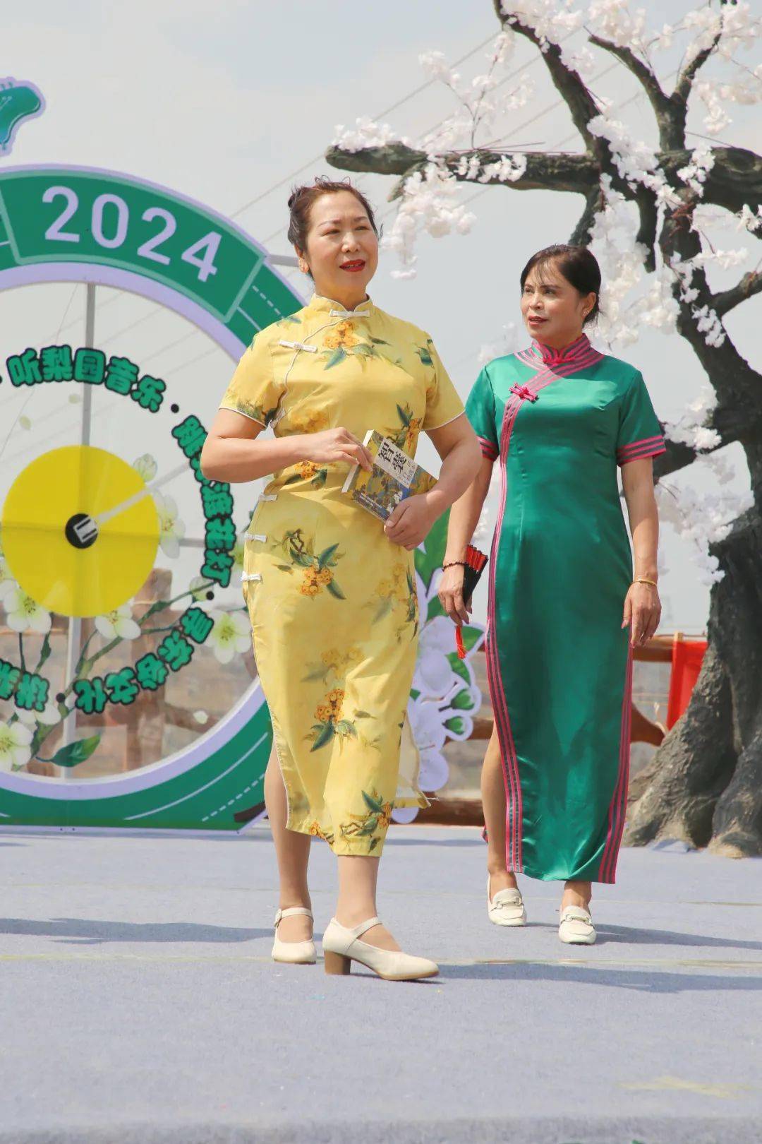 男声独唱《弥渡》▲花灯舞蹈《在希望的田野上》▲舞蹈《十大姐》