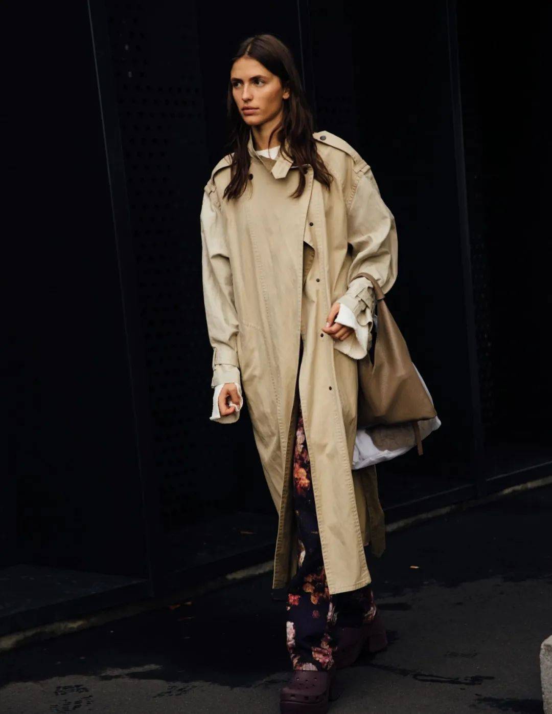 ▼前阵子提到过,现在很多外套都会在领口加一些小设计,风衣也不例外.