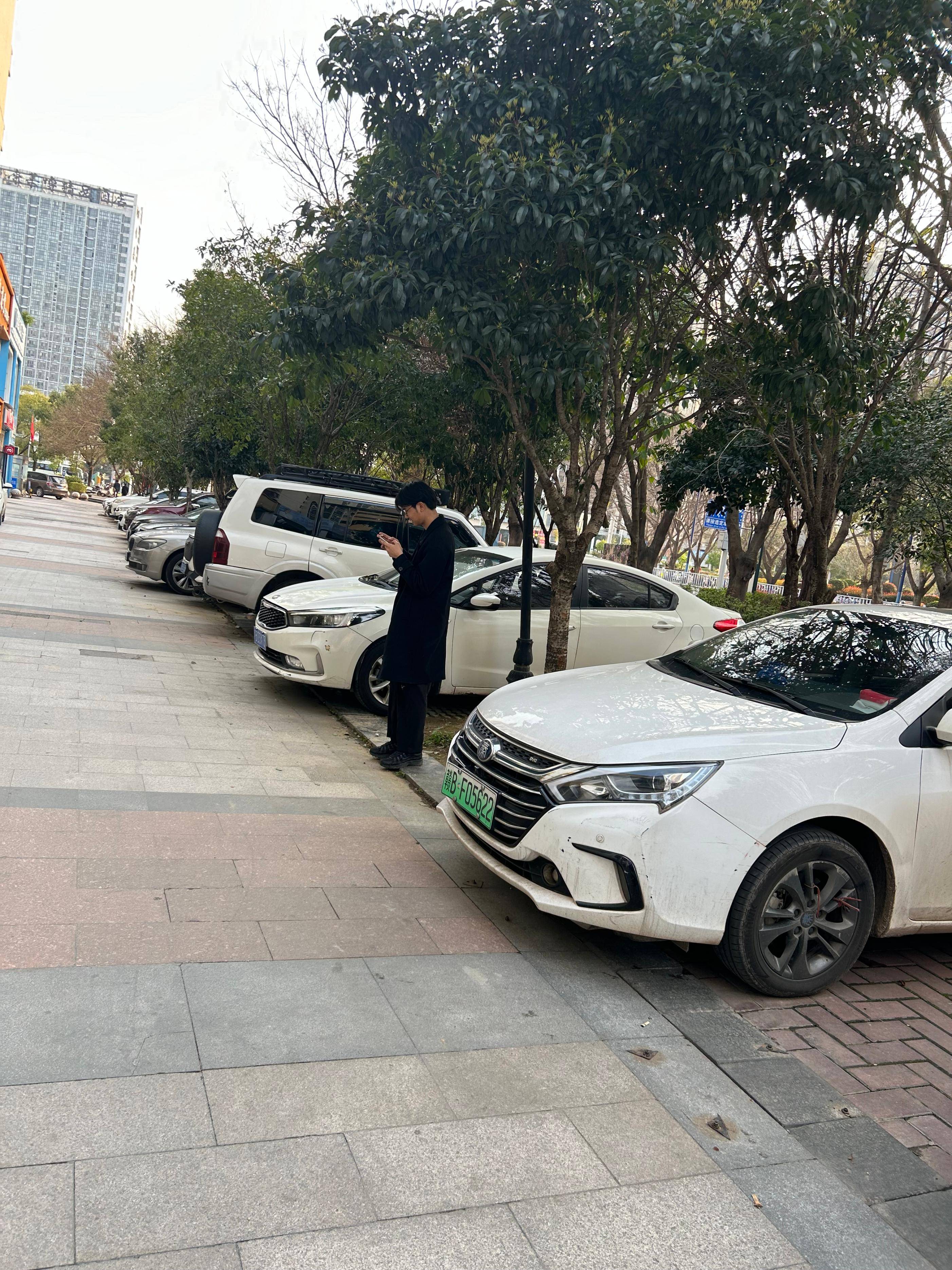 冤不冤瑞金路池路面300米停满了车唯独自己被贴条