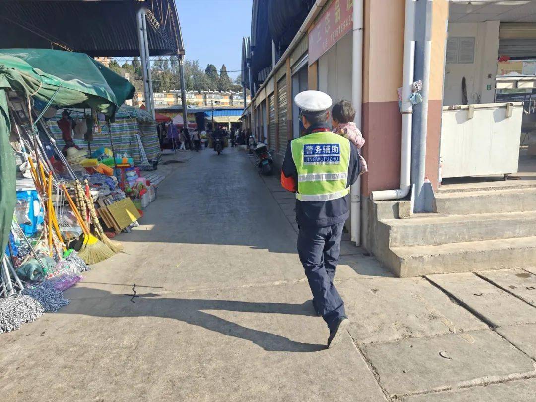 左右的幼童一名热心群众在海口百合楼路段执勤时交警四大队辅警马聪