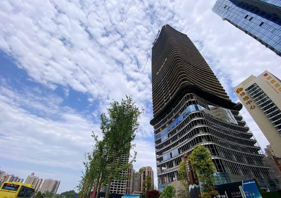 关注南充双子塔最新消息绿地塔正在审查光亮方案鸿通塔正在处理合同