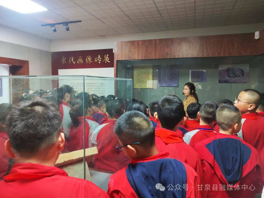 当天,县博物馆的讲解员分批带领学生们走进宋代画像砖和美水文化两个
