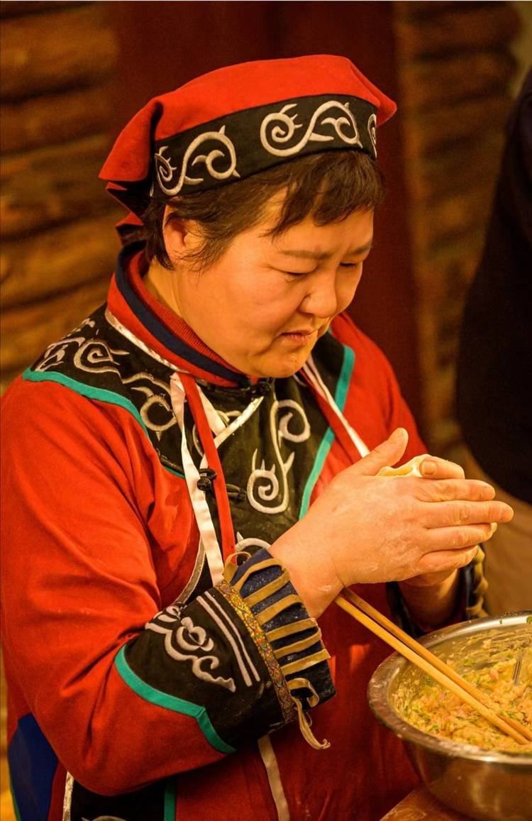 潘秀红擅长刹生鱼,塔拉哈,炒鱼毛,汆鱼丸,鱼条子,鲟鳇鱼等全鱼宴赫哲