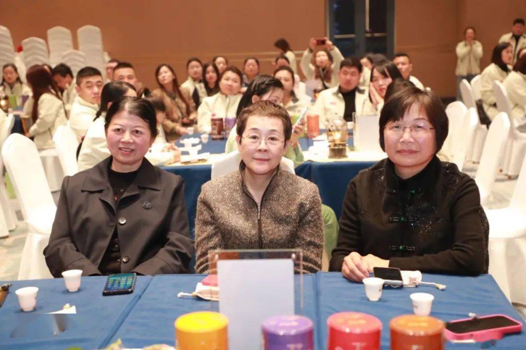 国家一级评茶师,西湖龙井茶标准样制作人沈红;浙江大学茶学系教授