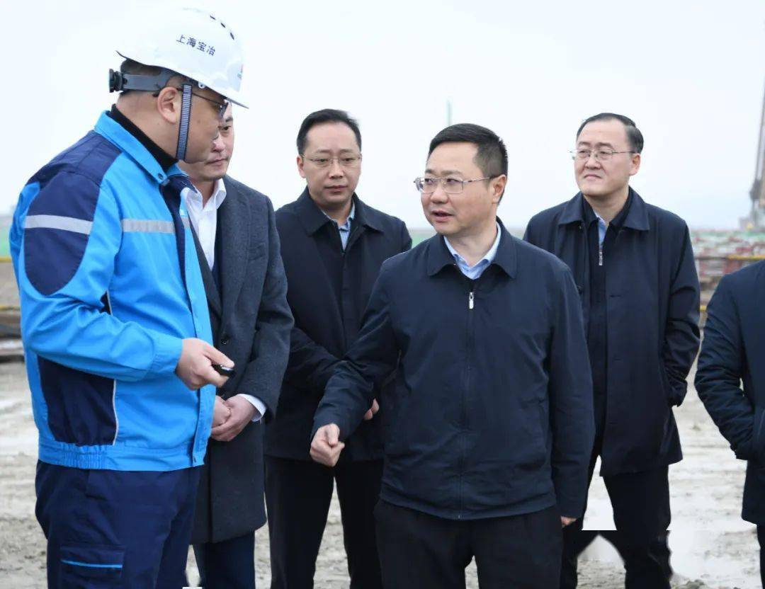 时政黄伟深入园区企业和有关项目调研