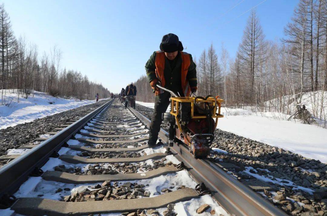 雪还没化嫩林铁路线上已经有了动静