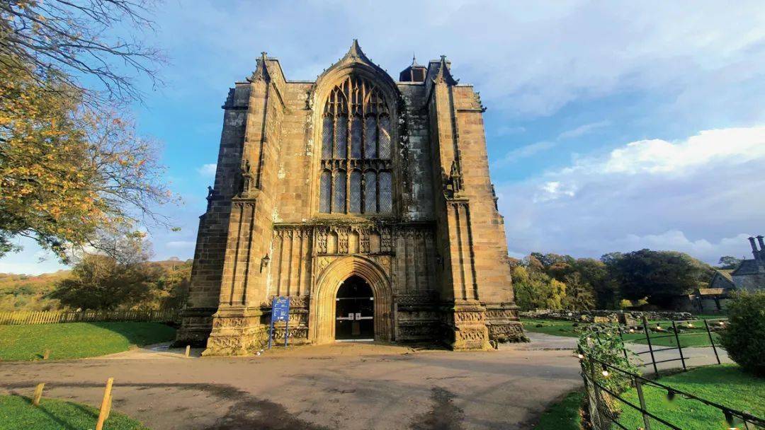 修道院一侧的墓地安葬着部分在一战中阵亡的英国皇家空军飞行员,如今