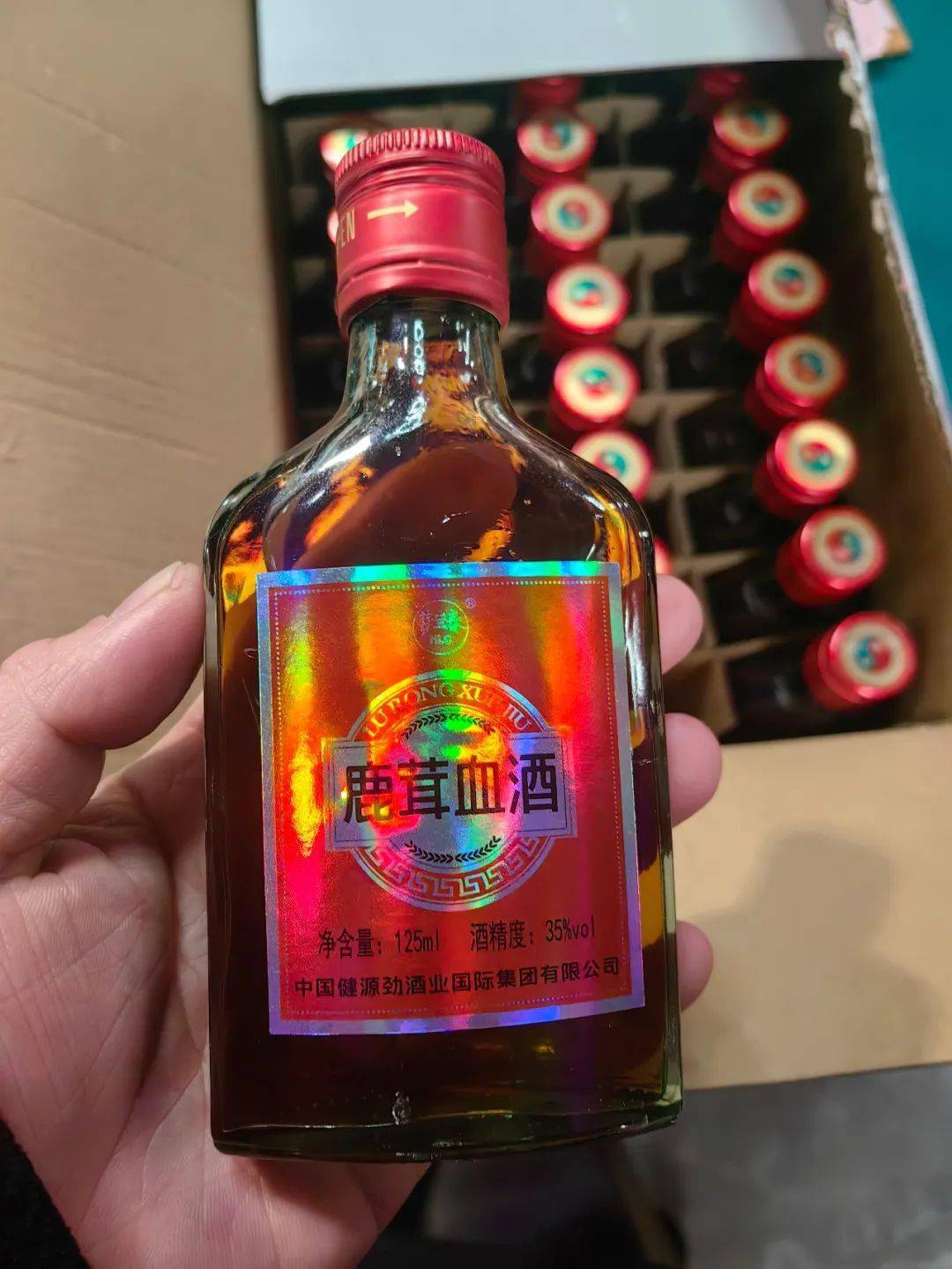 该老板娘所购买的这箱酒叫"鹿茸血酒",一共30瓶,花了360元.