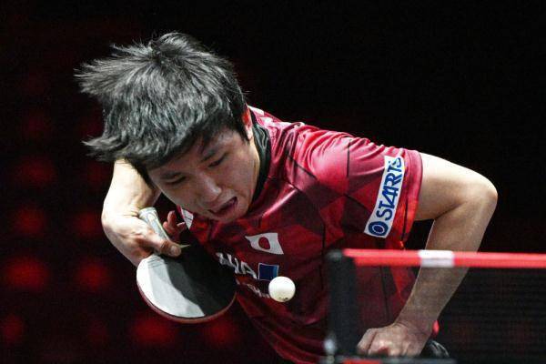 张本智和在比赛中发球.↑梁靖崑(左)庆祝胜利.摄影:邓智炜