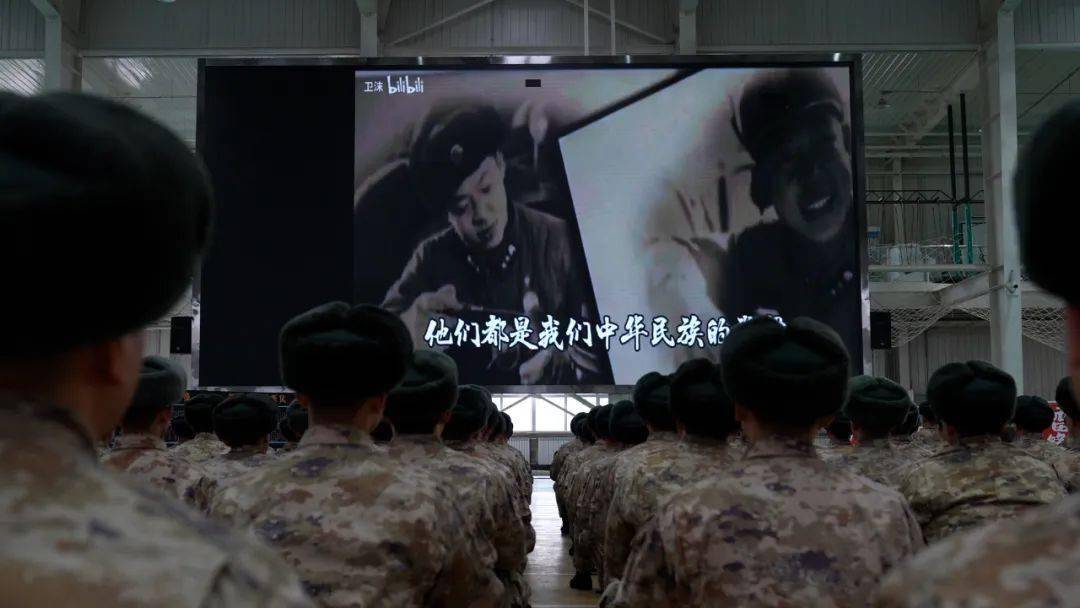 "学习雷锋,好榜样,忠于革命忠于党……"一级上士刘学正指挥全体官兵课