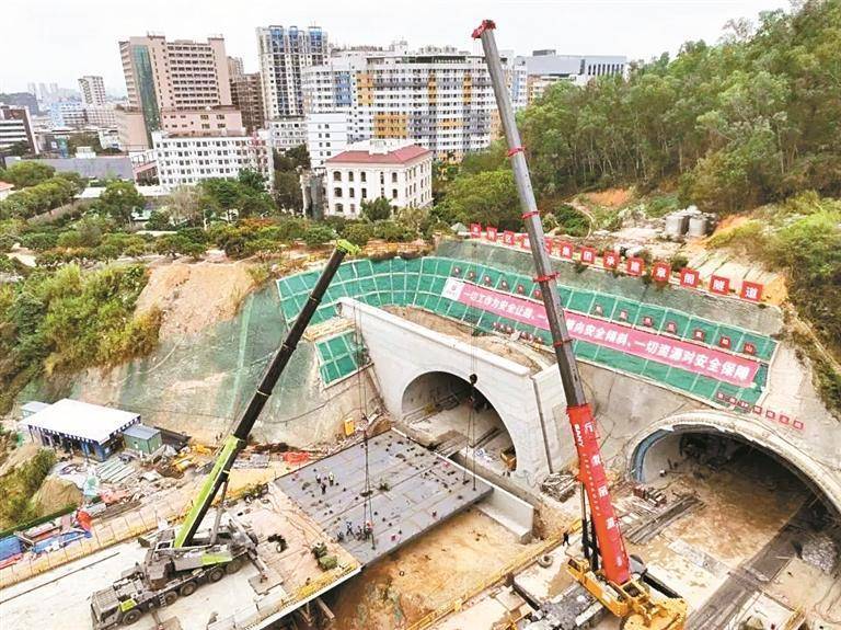 龙澜大道北延段白花河主线桥全幅顺利贯通.