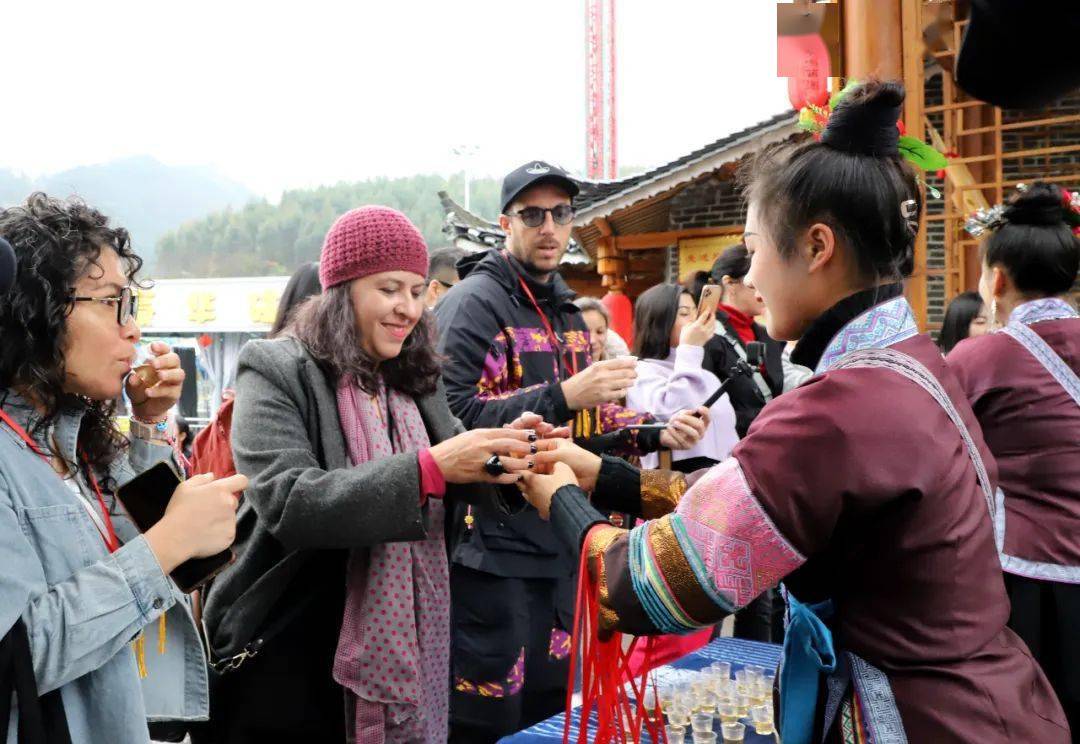 当天,梦呜苗寨景区人员盛装列队,吹起芦笙唱起迎客歌,摆下"拦门酒",载