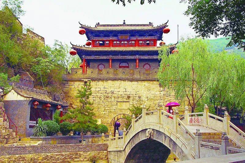 固关长城,冠山景区,平定冠山森林公园,药林寺等,既有穿越历史的厚重