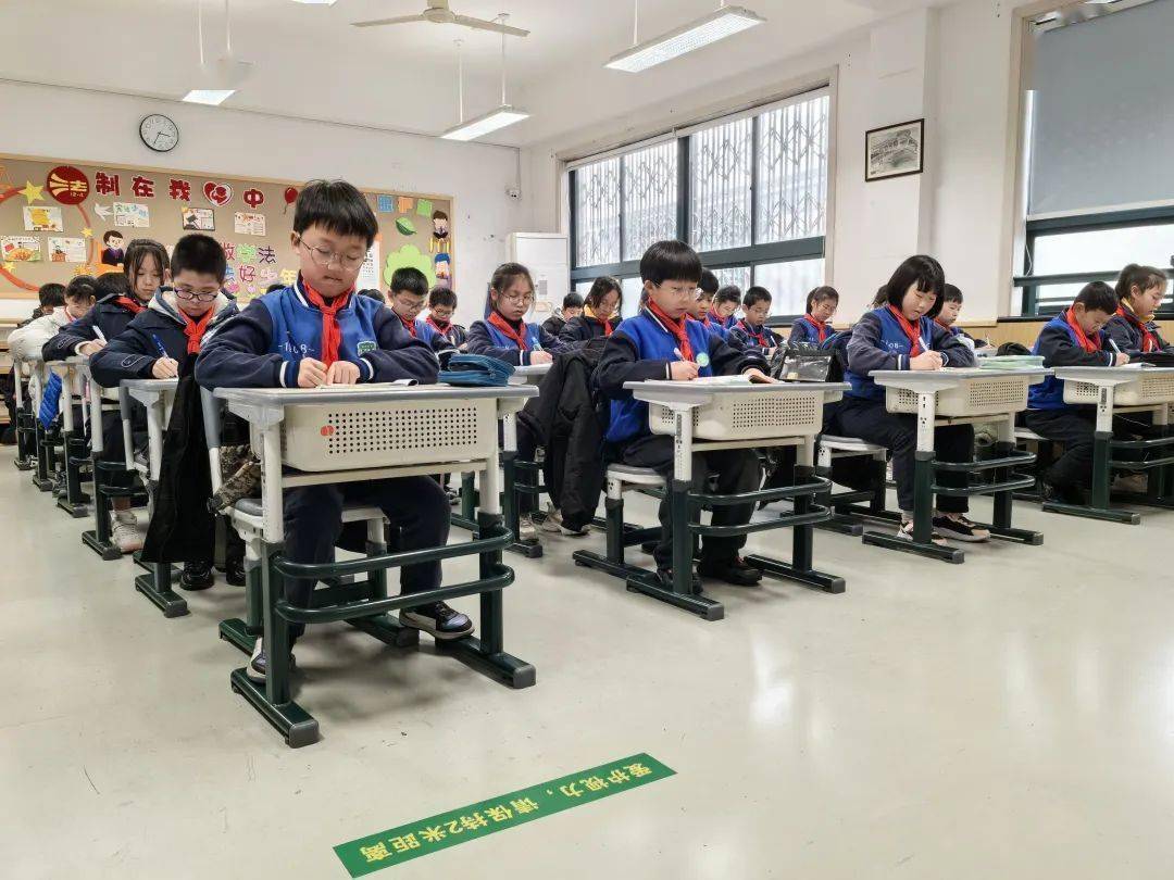 开学伊始,杭州市西溪实验学校根据学生身高变化,对教室课桌椅做了全面