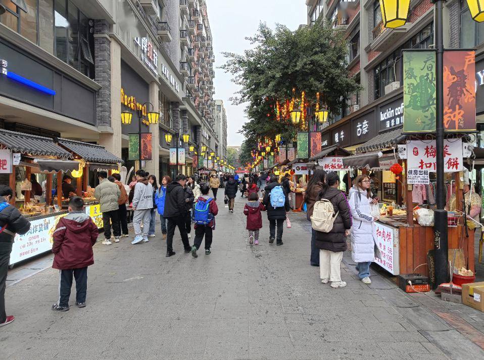 南充市三公街当家家户户关门熏蚊子时,大家都围坐在院子里,手摇大蒲扇
