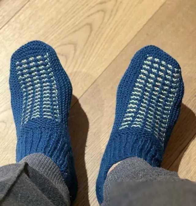 邓超晒74岁老母亲亲手织的袜子母爱满满非常暖心袜子大小亮