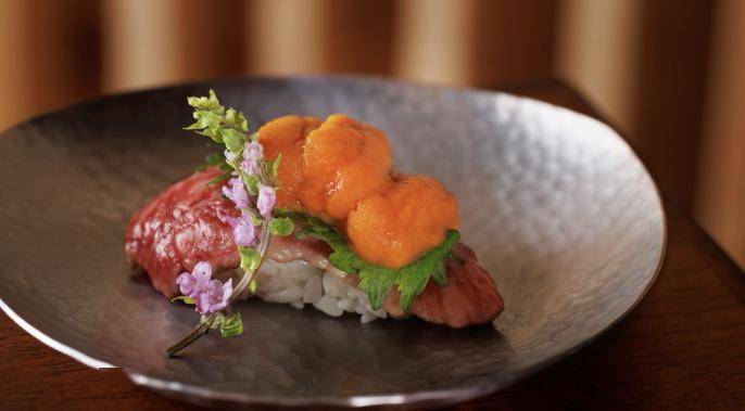 特色餐品:tuna 金枪鱼寿司wagyu and uni 和牛海胆寿司green tea