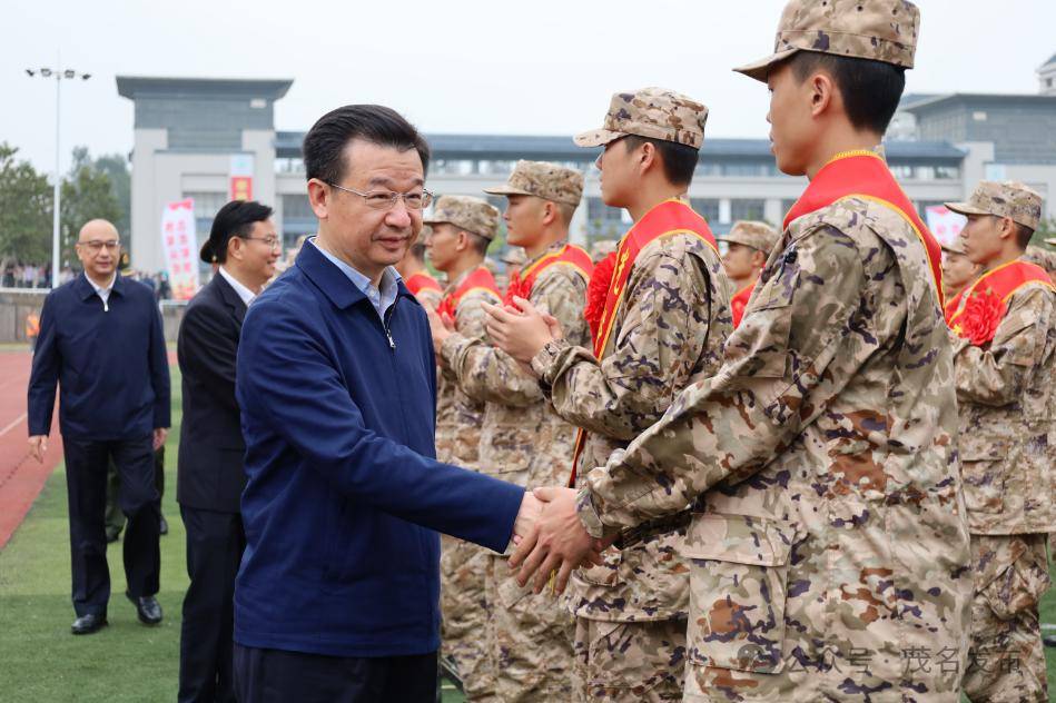 我市举行2024年春季入伍新兵欢送仪式暨国防教育进校园活动庄悦群
