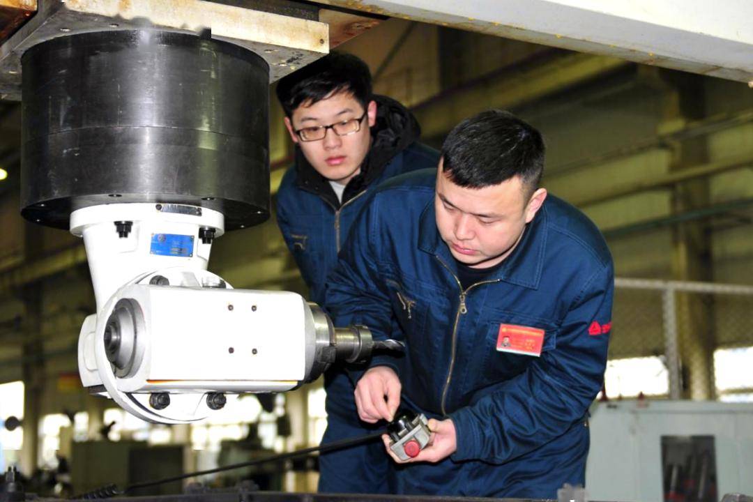 作为数控铣工技师工作室领衔人,现受聘于中国重汽集团杭州发动机有限
