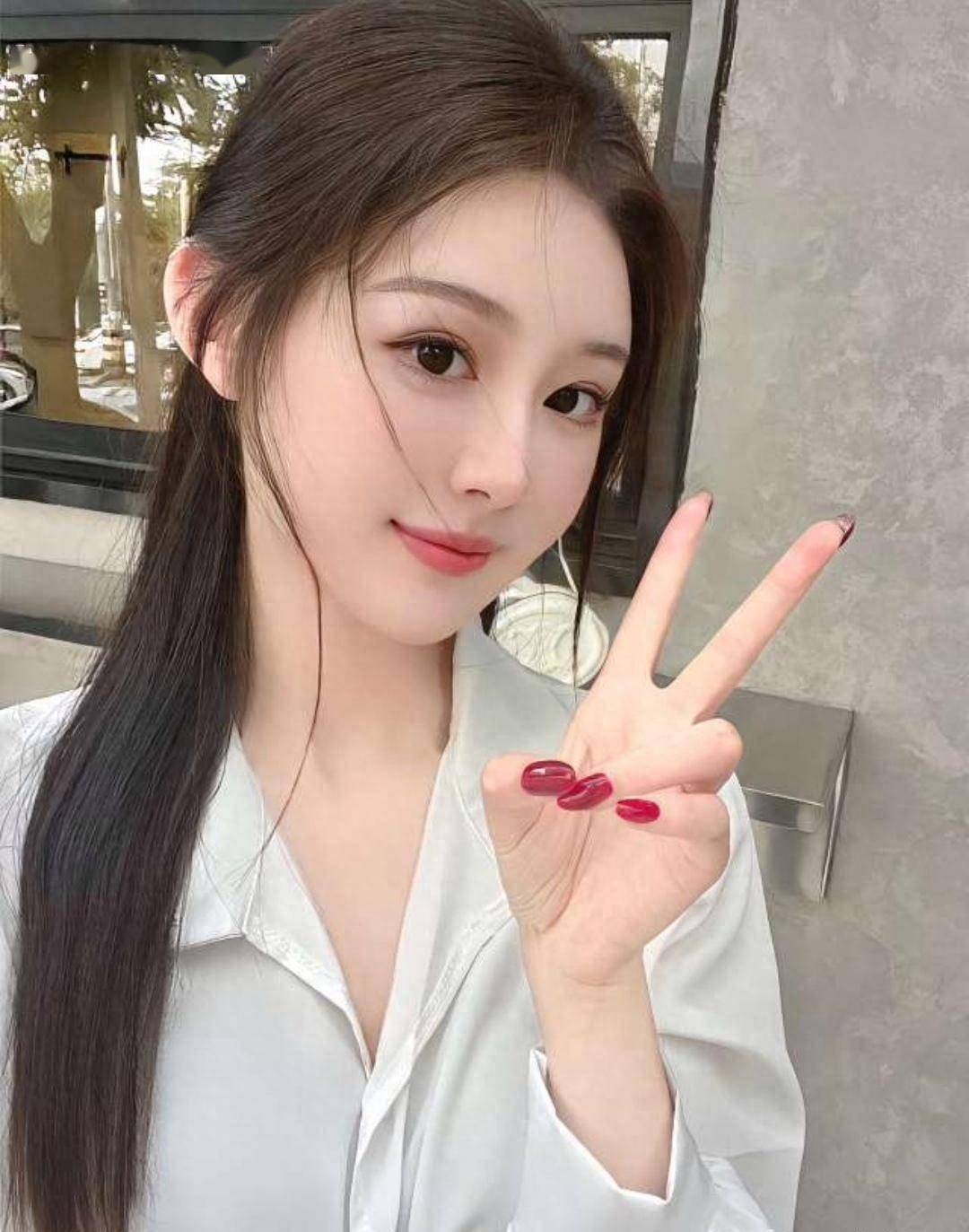 28岁美女未婚母亲给她介绍离异带娃的男人命令她早一点嫁人