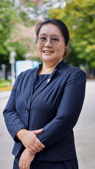 ▌初中名班主任王蓓蓓(右)▌初中文科名教师何伟(中)▌高中理科名教师