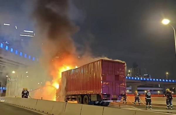 南浦大桥厢式货车起火 无人员伤亡双向交通受影响_浦西_进行_处置