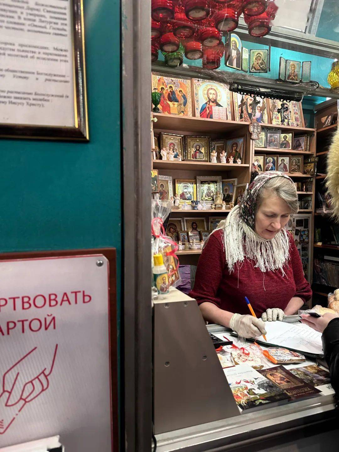 张馨予婚后6年太幸福了吧穿毛毛外套雪地游玩好像18岁少女啊